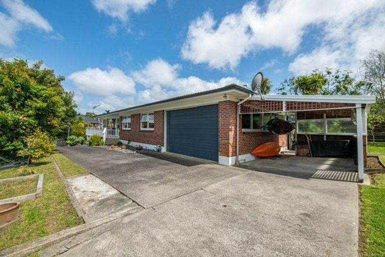 Photo of property in 40 Divich Avenue, Te Atatu South, Auckland, 0610