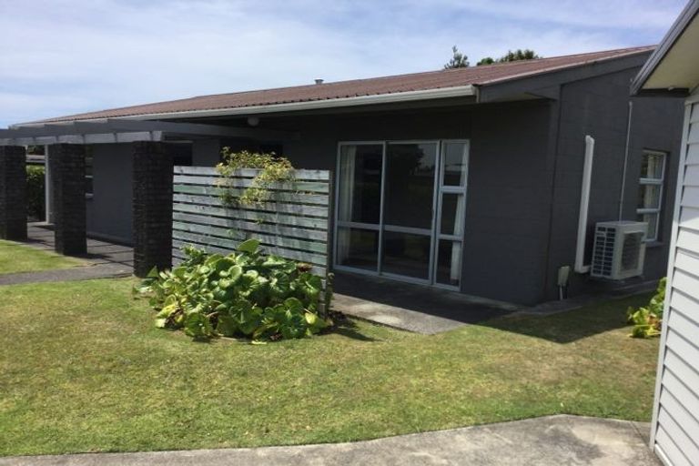 Photo of property in 12 Warren Place, Frankleigh Park, New Plymouth, 4310