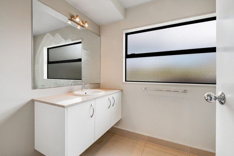Photo of property in 13 Bronzewing Terrace, Unsworth Heights, Auckland, 0632