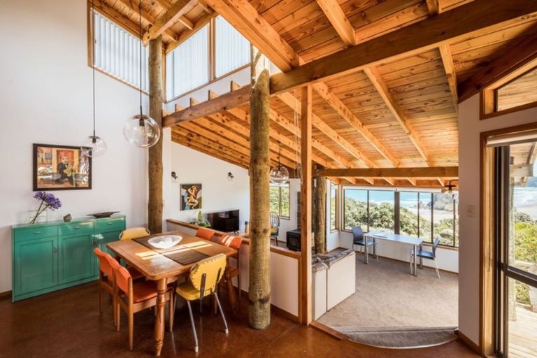 Photo of property in 70 Rayner Road, Piha, 0772