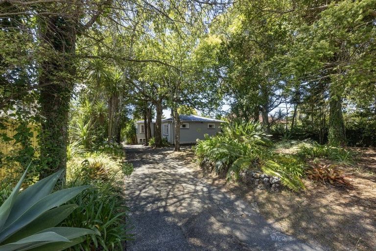 Photo of property in 25 Taipari Road, Te Atatu Peninsula, Auckland, 0610