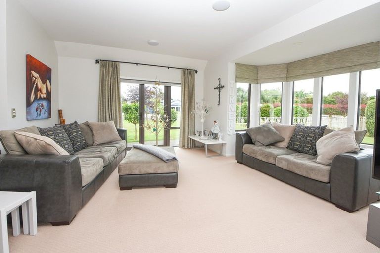 Photo of property in 8 Daffodil Grove, Carterton, 5713