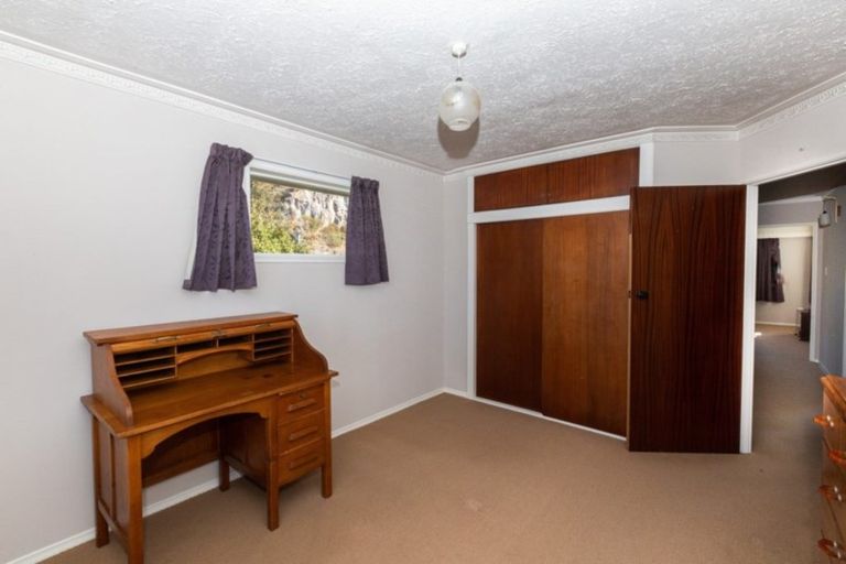 Photo of property in 21 Main Road, Redcliffs, Christchurch, 8081