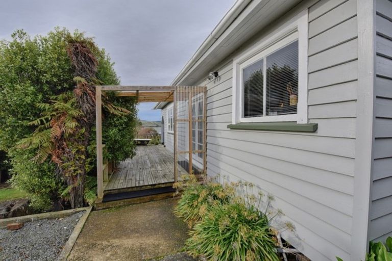 Photo of property in 17 Carrickfergus Street, Waikawa, Tokanui, 9884