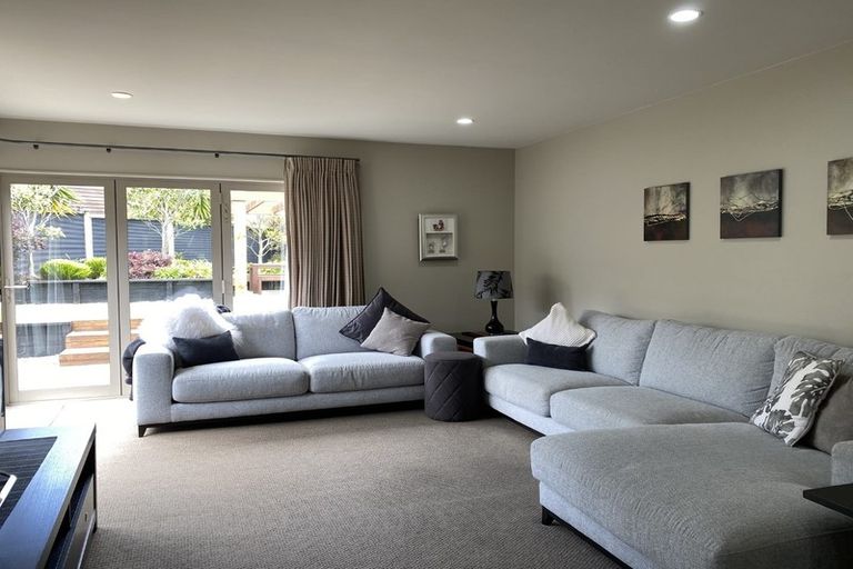 Photo of property in 17 Glen Bay Close, Pinehill, Auckland, 0632