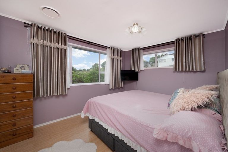 Photo of property in 28 Lewisham Street, Highland Park, Auckland, 2010