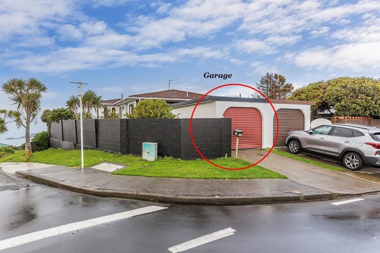 Photo of property in 40a Somes Crescent, Newlands, Wellington, 6037