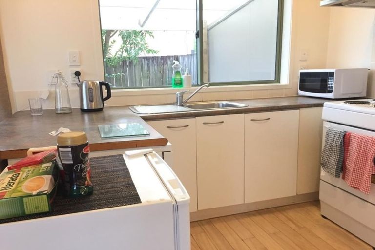 Photo of property in 2/5 Kilham Avenue, Northcote, Auckland, 0627