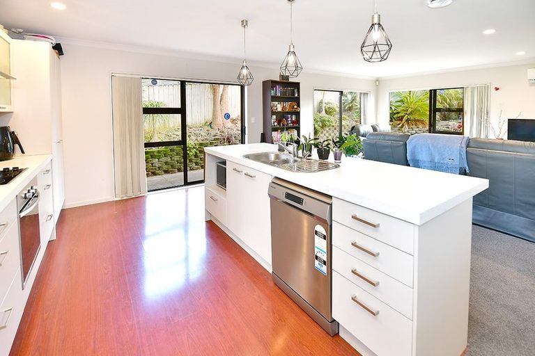 Photo of property in 1 Empressa Heights, Helensville, 0800