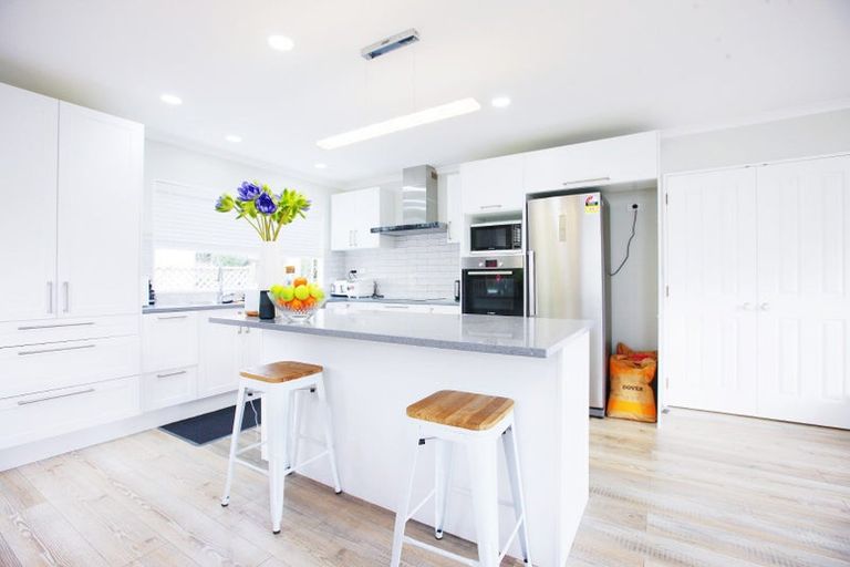 Photo of property in 2 Taroka Close, Pinehill, Auckland, 0632