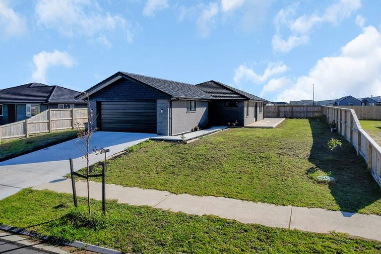 Photo of property in 12 Te Taniwha Road, One Tree Point, 0118