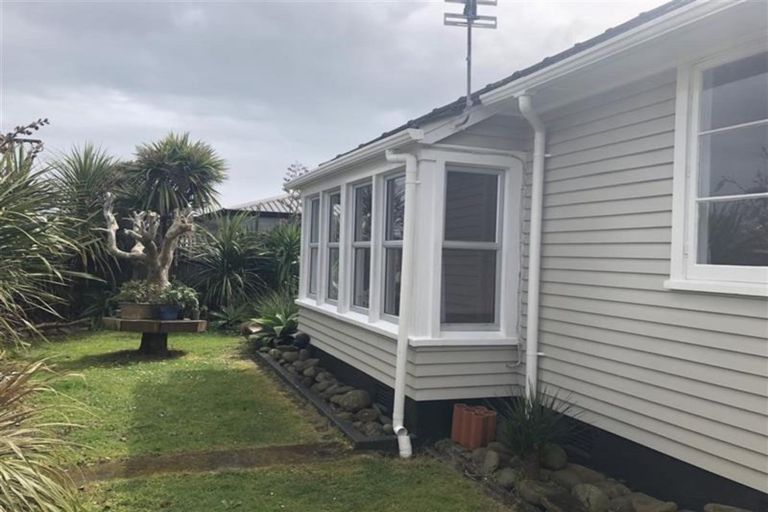 Photo of property in 9 Karaka Street, Merrilands, New Plymouth, 4312