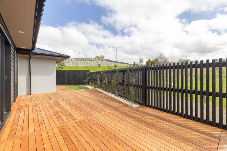 Photo of property in 7 Rangeview Drive, Kelvin Grove, 4414