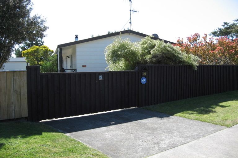 Photo of property in 16 Rosewood Place, Paraparaumu, 5032