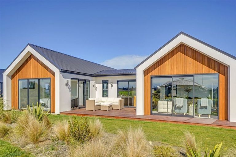 Photo of property in 17 Angus Place, Rangiora, 7400