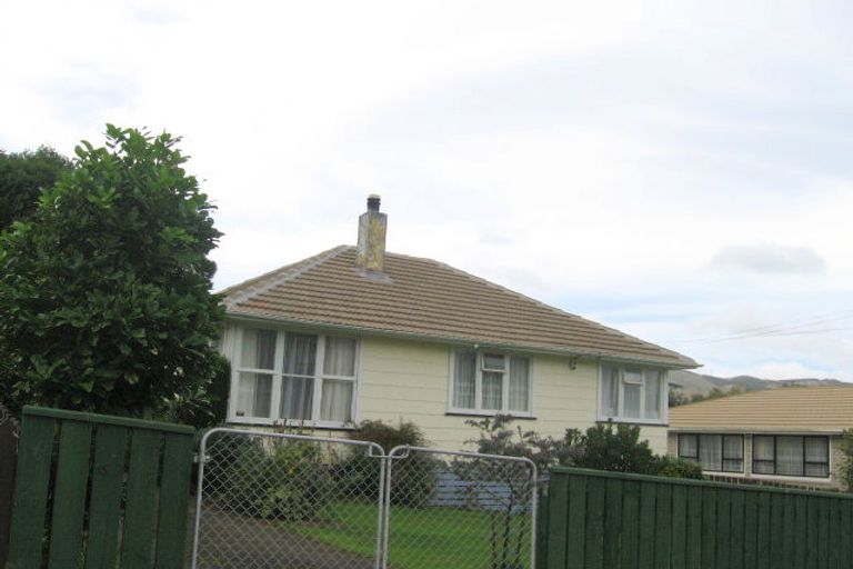 Photo of property in 34 Victory Crescent, Tawa, Wellington, 5028