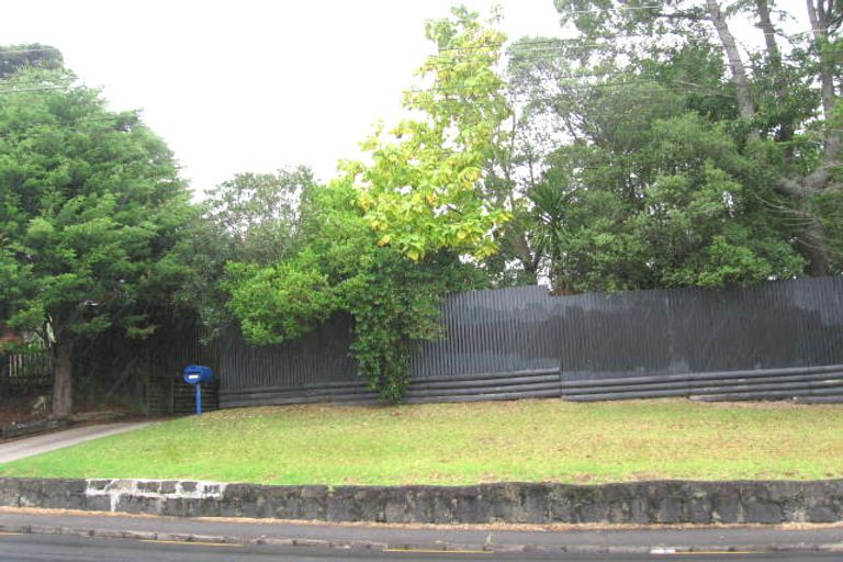 Photo of property in 16 Seymour Road, Sunnyvale, Auckland, 0612