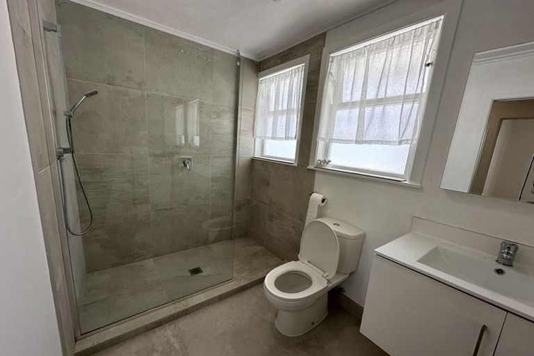 Photo of property in 2/8 Valdale Road, Henderson, Auckland, 0610