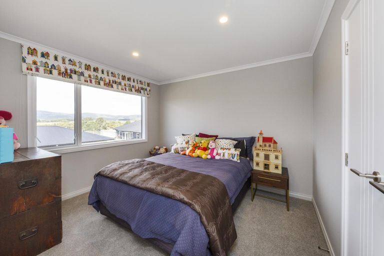 Photo of property in 124 Johnstone Drive, Fitzherbert, Palmerston North, 4410