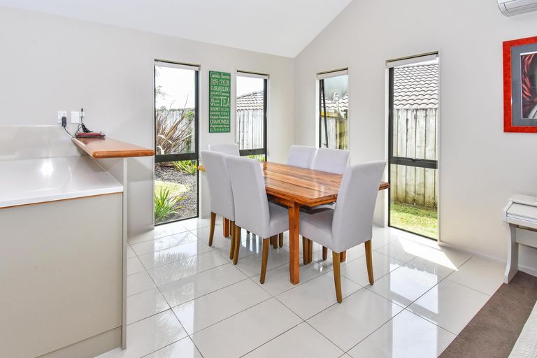 Photo of property in 18 Crannog Fen, Wattle Downs, Auckland, 2103
