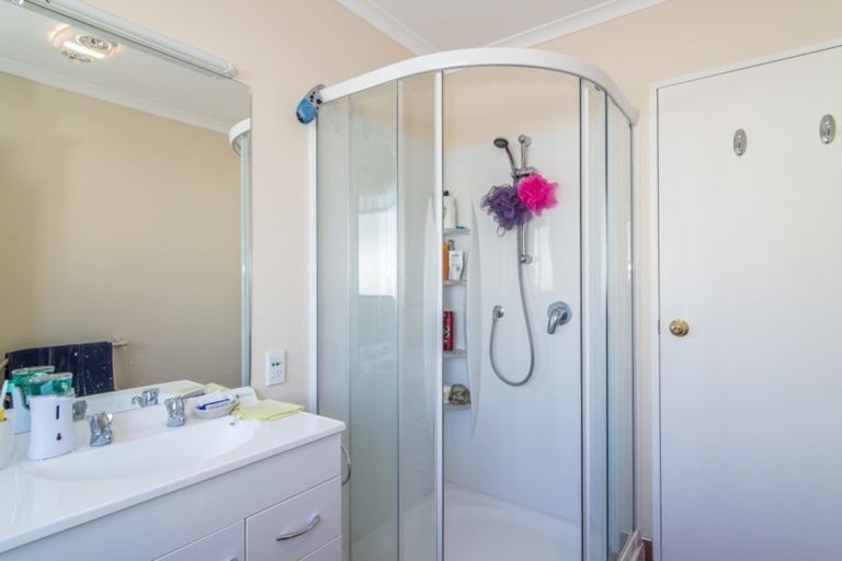 Photo of property in 139 Guildford Drive, Paraparaumu Beach, Paraparaumu, 5032