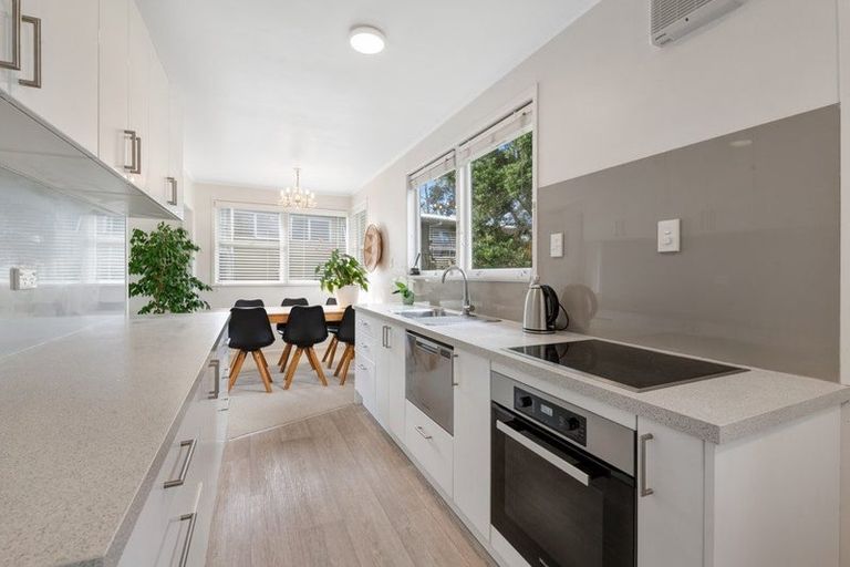 Photo of property in 9 Woodstock Road, Forrest Hill, Auckland, 0620