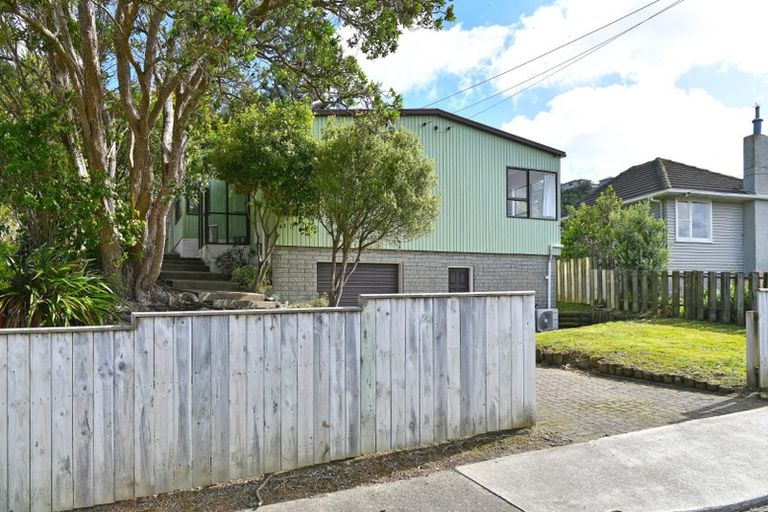Photo of property in 43 Franklyn Road, Tawa, Wellington, 5028