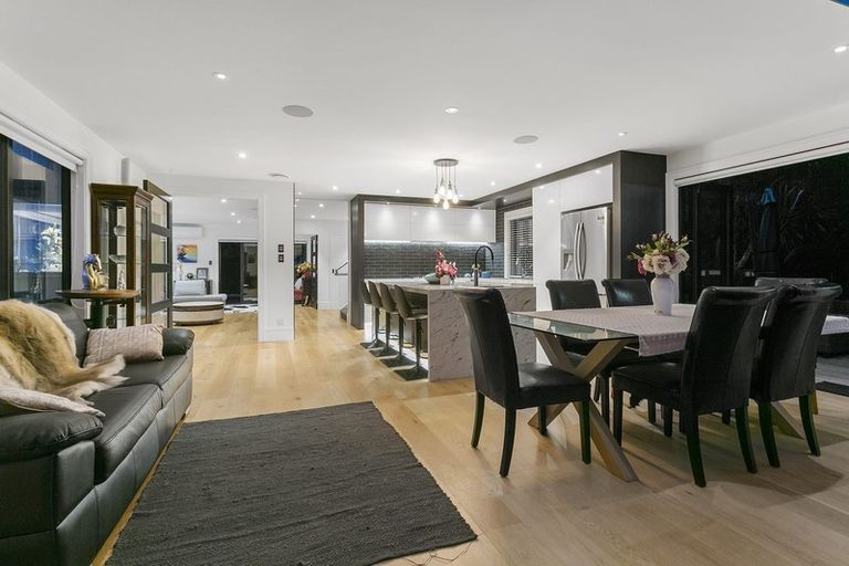 Photo of property in 2/92 Churchill Road, Murrays Bay, Auckland, 0630