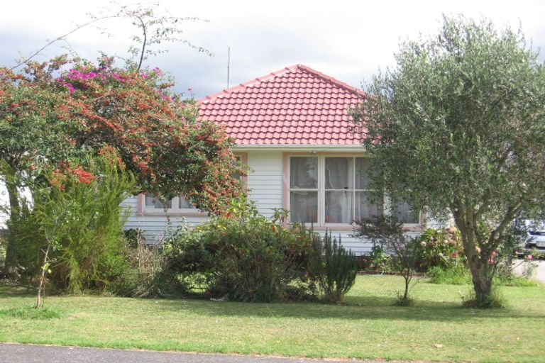 Photo of property in 3 Laura Street, Kelston, Auckland, 0602