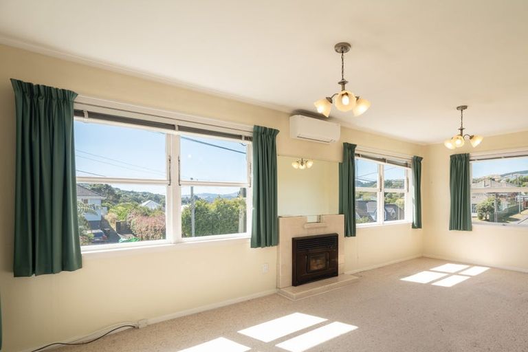 Photo of property in 27 Larsen Crescent, Tawa, Wellington, 5028