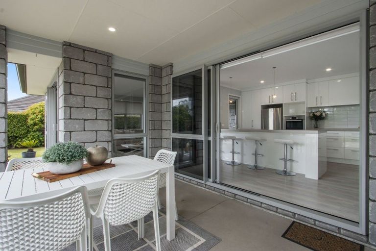 Photo of property in 60 Kayelene Place, Omokoroa, 3114