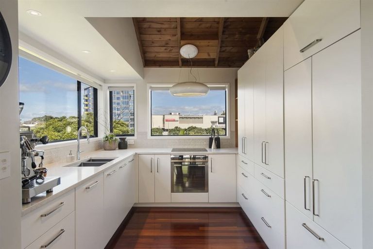 Photo of property in 17b Rangitoto Terrace, Milford, Auckland, 0620