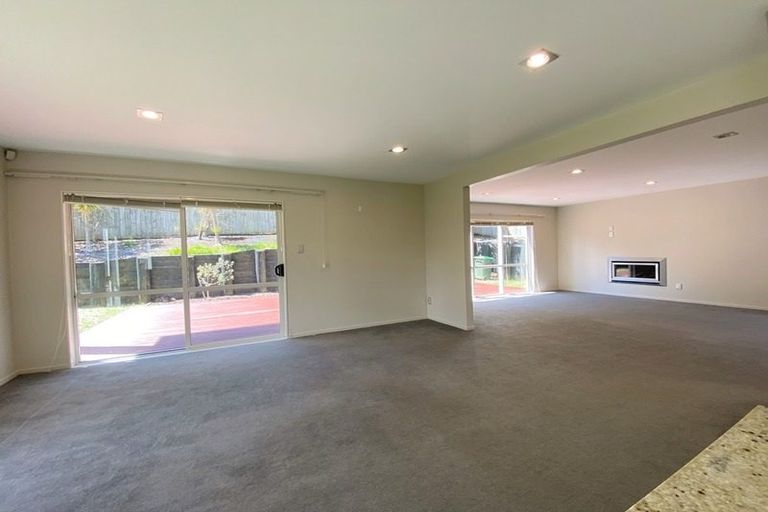 Photo of property in 11 Lakeridge Close, Northcross, Auckland, 0632