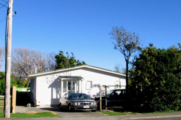 Photo of property in 40 Waimea Road, Waikanae Beach, Waikanae, 5036