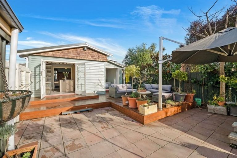 Photo of property in 11 Corson Avenue, Beckenham, Christchurch, 8023