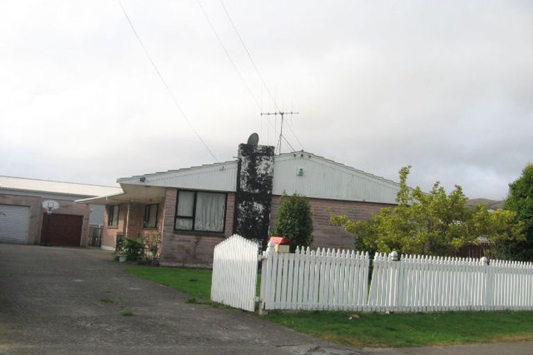 Photo of property in 2 Redwood Avenue, Tawa, Wellington, 5028