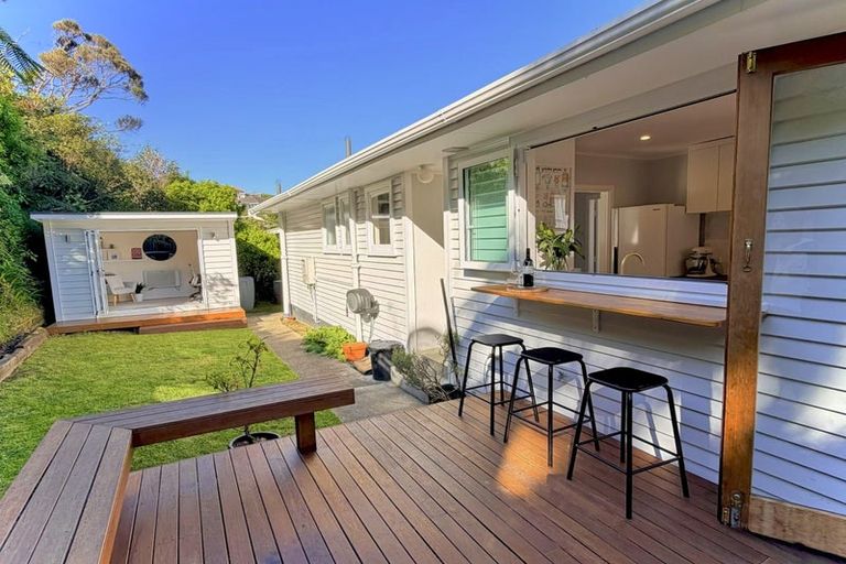 Photo of property in 10 Cotswold Crescent, Newlands, Wellington, 6037