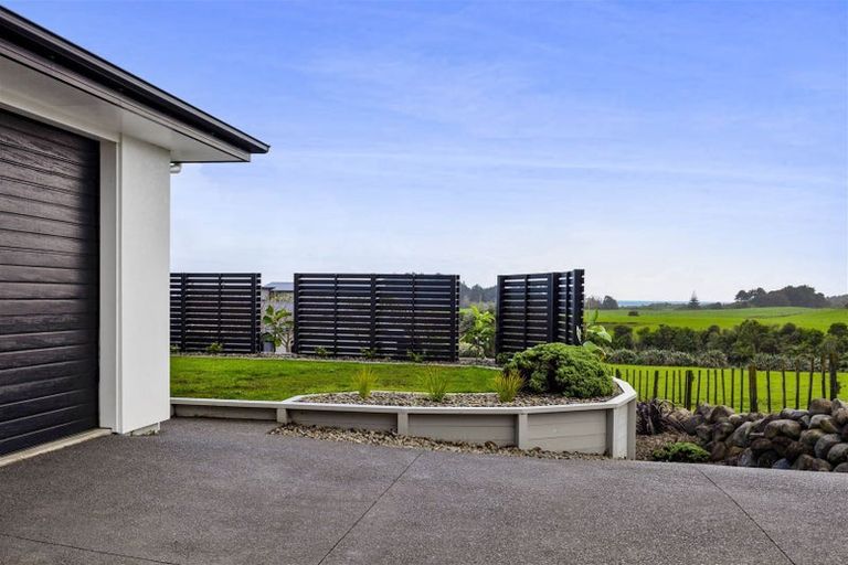 Photo of property in 4 Vardon Way, Waiwhakaiho, New Plymouth, 4312