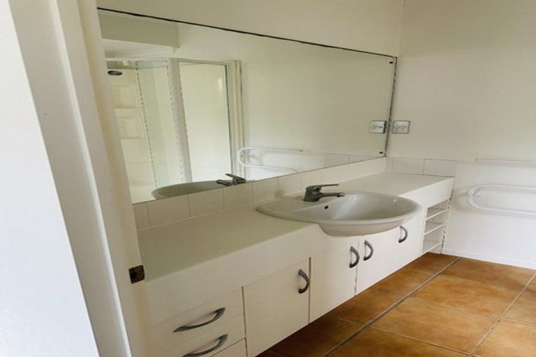 Photo of property in 5 Attymon Lane, East Tamaki, Auckland, 2016