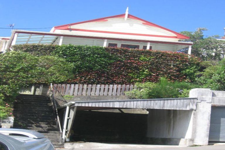 Photo of property in 39 Todman Street, Brooklyn, Wellington, 6021