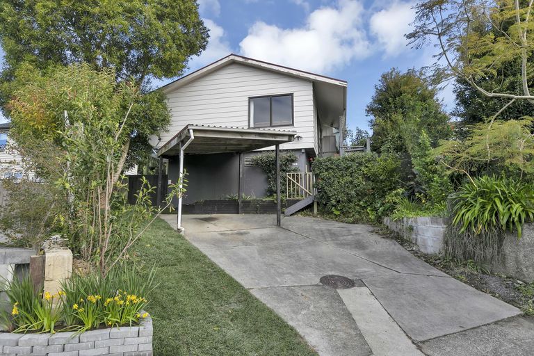 Photo of property in 2/21 Tahu Crescent, Sunnynook, Auckland, 0620