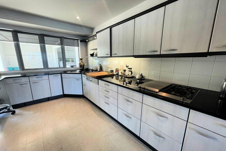 Photo of property in Beauport Apartments, 2/30 The Crescent, Roseneath, Wellington, 6011