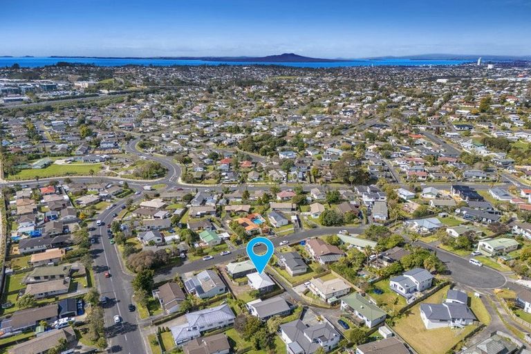 Photo of property in 1/3 Jumento Place, Unsworth Heights, Auckland, 0632