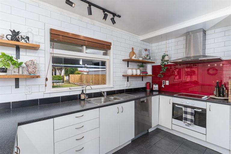 Photo of property in 6 Newhaven Place, Roslyn, Palmerston North, 4414