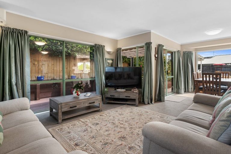 Photo of property in 2/883 East Coast Road, Northcross, Auckland, 0632