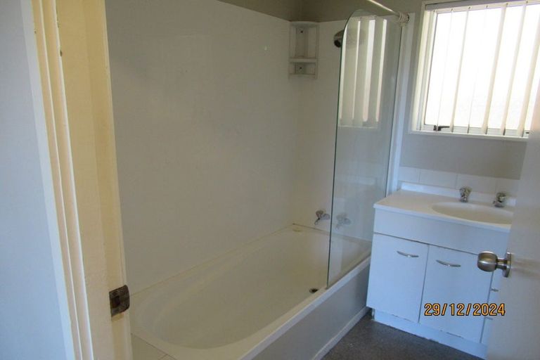 Photo of property in 10 Aldern Road, Massey, Auckland, 0614