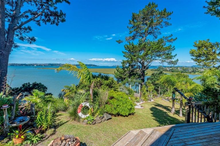 Photo of property in 215 West Harbour Drive, West Harbour, Auckland, 0618