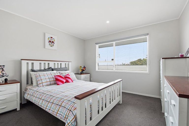 Photo of property in 2/17 Kemp Road, Massey, Auckland, 0614
