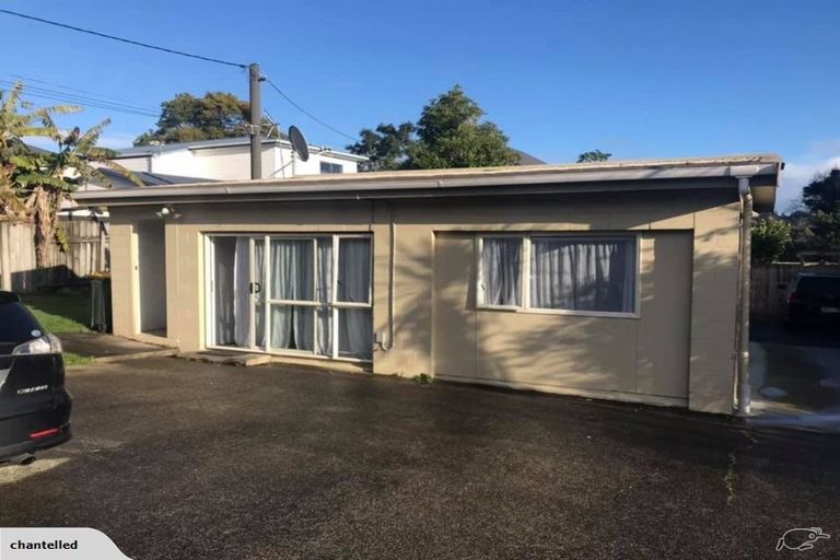 Photo of property in 1/934 East Coast Road, Northcross, Auckland, 0630