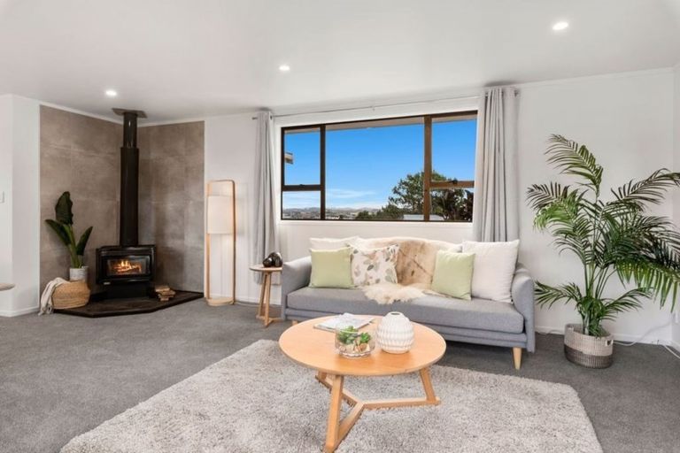 Photo of property in 15 Woodhouse Place, West Harbour, Auckland, 0618